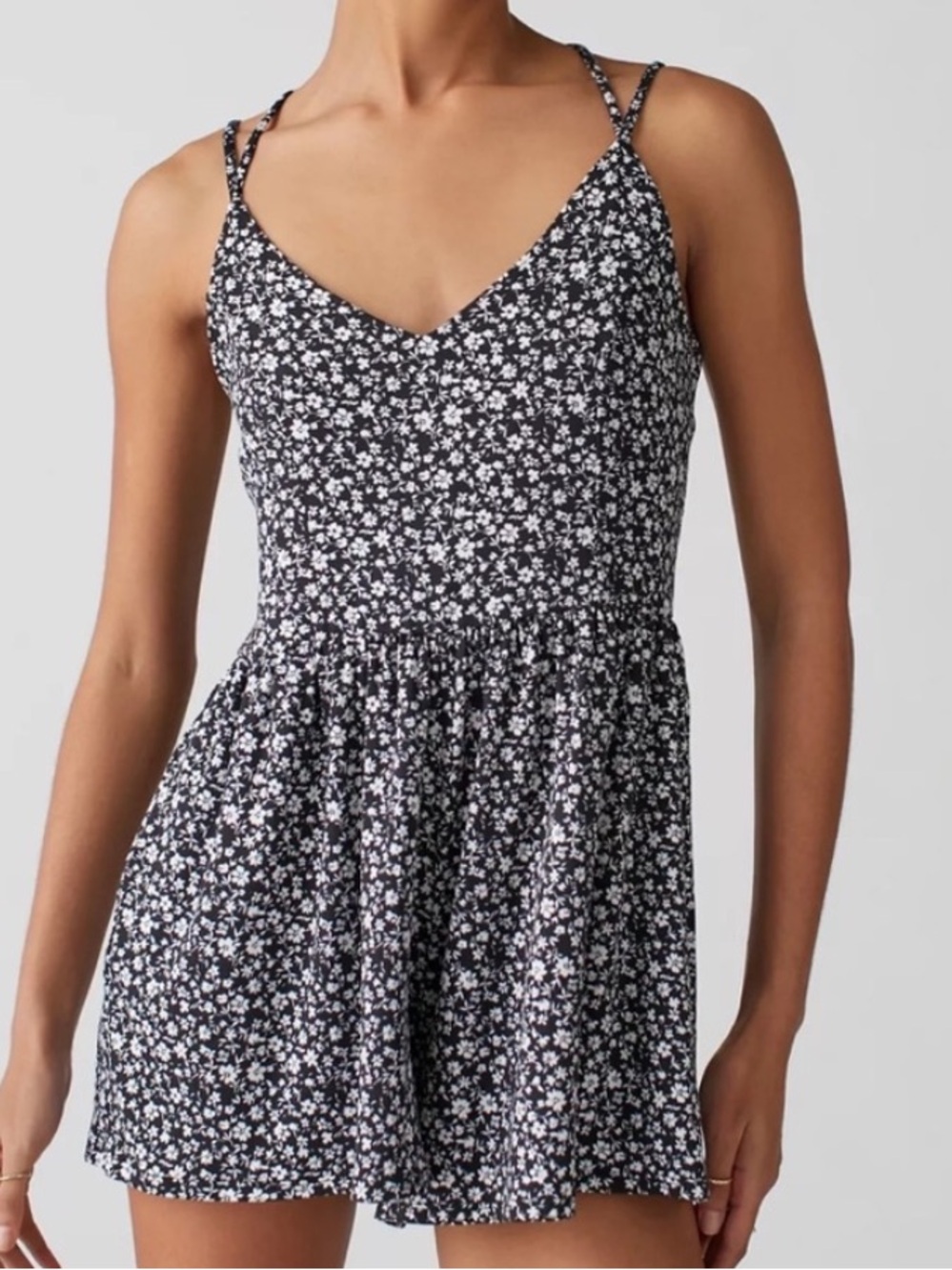 Urban Outfitters Women S Black White Floral Strappy V-Neck Sherri Romper NWT